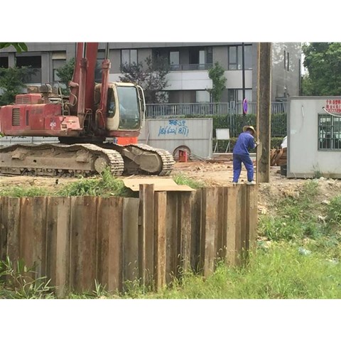 在进行钢板桩施工时，它有什么样的突出优势?